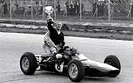 1963年 イタリアGP | マシン：ロータス25　クライマックス、ドライバー:ジム・クラーク、マシン上はロータス設立者のコリン・チャップマン